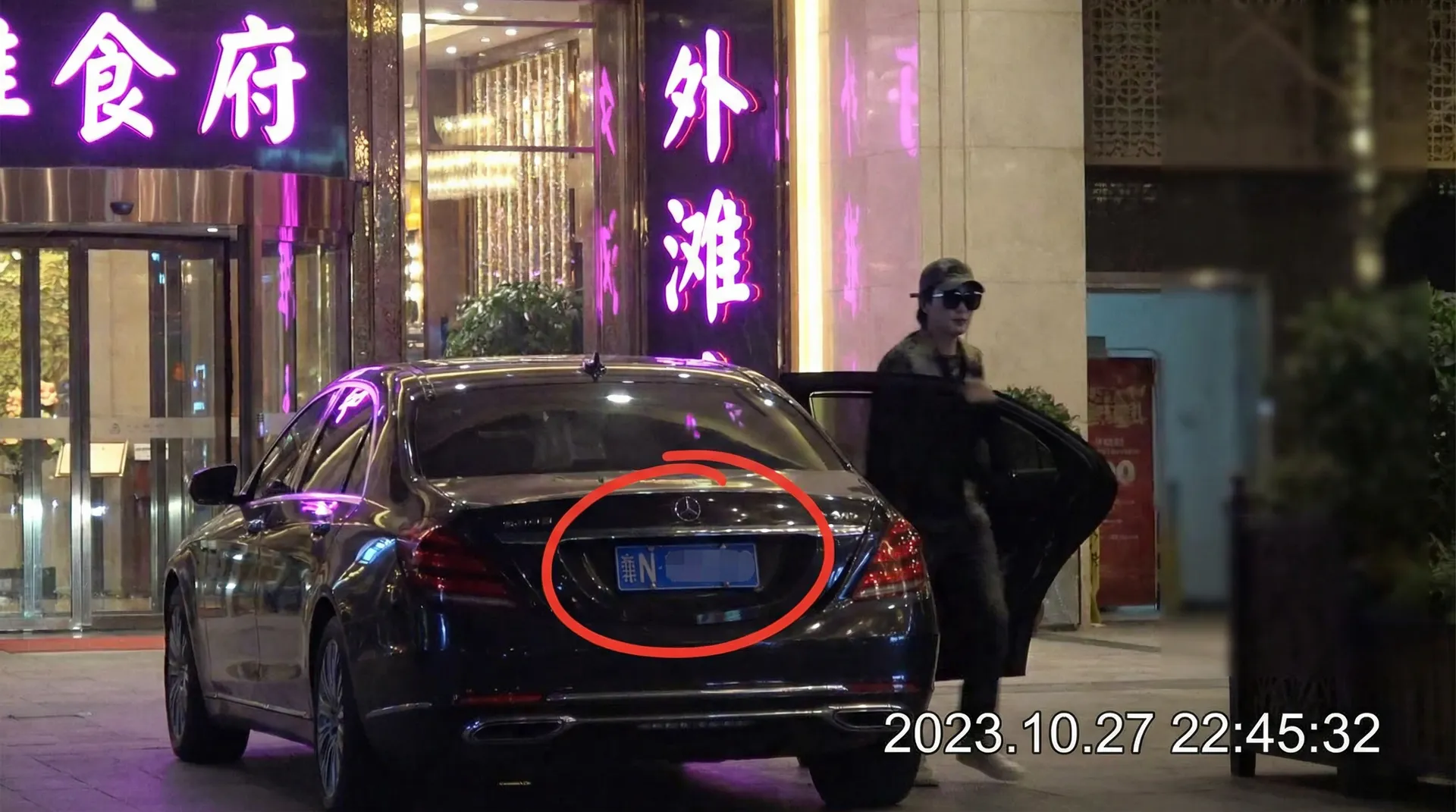 吃瓜黑料官网-深网资讯|暗网独家爆料|吃瓜黑料平台 - 豪车餐厅外被拍